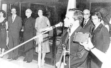 De izquierda a derecha: Pilar García Herreros, Helí Abel Torrado, monseñor Pedro Rubiano Sáenz, obispo de la época; Margarita Silva de Uribe, gobernadora; Juan Pabón en su disertación, Álvaro Villamizar Suárez, Jaime Buenahora Febres y el periodista Fersales, con las grabadoras de la época. La Opinión