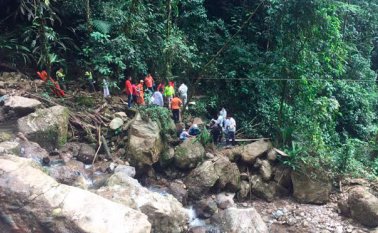 El puente artesanal, que estaba a unos 50 metros de altura, colapsó el pasado lunes festivo al parecer por sobrepeso. Colprensa