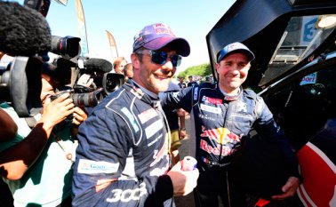 los pilotos franceses Stephane Peterhansel (derecha) y Sebastien Loeb, mantienen una fuerte lucha por ganar el Rali Dakar 2017. Loeb ganó la penúltima etapa, pero sigue distanciado a cinco minutos de su compatriota. AFP