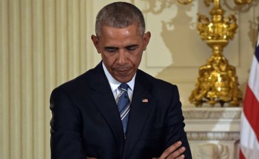 El viernes, el presidente estadounidense informó al Senado de su determinación mediante una carta en la que se lee que "la situación en Venezuela no ha mejorado" y destaca "la persecución de los opositores políticos, el recorte de las libertades de la prensa, las violaciones de derechos humanos... así como la presencia exacerbada de corrupción en el gobierno". AP