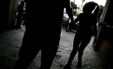 La ONU ve con preocupación este “muy lucrativo” negocio ilícito, que mueve globalmente 32.000 millones de dólares al año, estimó el funcionario, y destacó que casi un tercio del total de las víctimas a nivel mundial son menores de edad. Internet