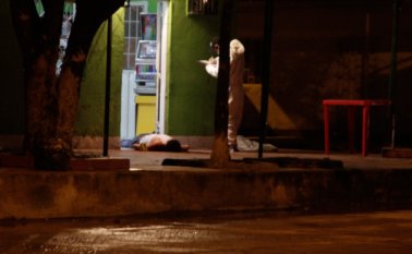 En la entrada de una tienda del barrio Motilones quedó tendido el cadáver de Hugo Eduardo Rodríguez, de 39 años. Cristian Herrera