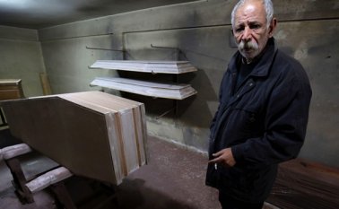 Este hombre de 65 años no ha vendido uno desde el comienzo de 2016. Para un encargo, el interesado debe desplazarse al taller, en el que ya no hay teléfono por falta de medios para pagarlo. AFP