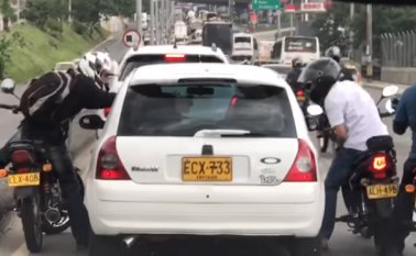 El tercer hombre señalado de participar en el atraco, alias “Kevin”, fue recapturado en la mañana de este lunes. Gustavo Villegas, secretario de Seguridad de Medellín, explicó que en la noche del domingo se emitió la orden de captura en su contra por parte de la Fiscalía. Captura de video