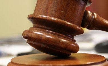 La Fuerza Aérea ha informado que la bomba que se arrojó no fue una clúster, sino que la explosión que produjo las muertes fue producto de una bomba que las Farc ubicaron dentro de un vehículo que estaba en una de las vías principales del pueblo. Colprensa