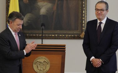 El exministro del Interior y exembajador en España, Fernando Carrillo Flórez, se posesionó ayer como nuevo procurador general de la Nación, luego de haber sido elegido, a finales de 2016, por el Congreso de la República. Colprensa