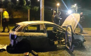 El Volskwagen Golf, año 2016, fue incinerado en la calle 170 con carrera 90, en Suba. La Policía calificó los hechos de "terroristas". Colprensa