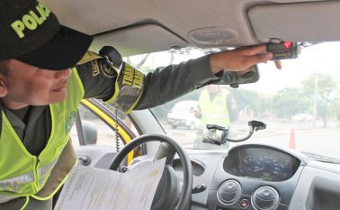 Los usuarios del servicio de taxi exigió a las autoridades de tránsito mano dura para que se castigue a los taxistas que no usan el taxímetro. Obando