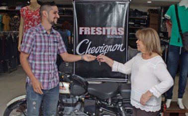 La señora Carmen Cecilia Avendaño de Ardila, gerente y propietaria de la boutique, fue la encargada de entregar el premio. Cortesía