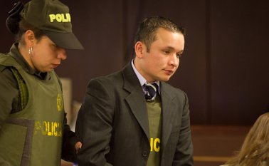 Inicialmente las versiones de los uniformados implicados en la muerte indicaban que el joven había atracado un bus y los disparos se habían presentado durante la acción policial. Colprensa