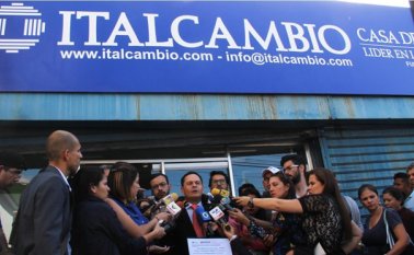En total fueron habilitadas ocho agencias de cambio en la zona limítrofe. José Vielma Mora, gobernador del estado Táchira, dijo que hasta ahora se han registrado 443 operaciones en efectivo por 390,7 millones de pesos (133.000 dólares). AP