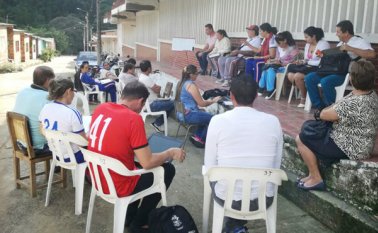 Los docentes han estado preparando sus labores a las afueras del colegio, por el inesperado cierre de la institución. Cortesía