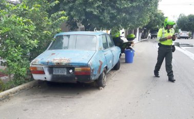 Este automóvil se encontraba abandonado en una calle del barrio San Martín. Orlando Carvajal