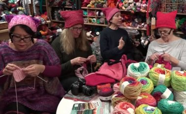Todo empezó cuando dos tejedoras de California llamaron en internet a confeccionar sombreros con orejas de gato para hacer "una declaración visual colectiva y única" en la marcha. La respuesta fue masiva. Captura de video