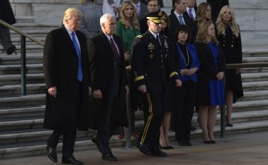 El presidente electo Donald Trump, y el vicepresidente electo, Mike Pence, depositaron una ofrenda floral en el Cementerio Nacional de Arlington en compañía de sus familias. AFP
