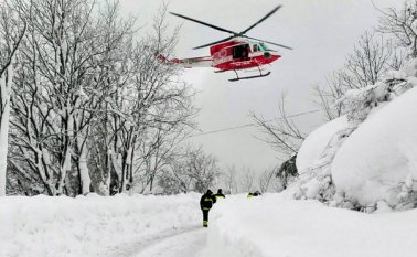 Un helicóptero de bomberos vuela durante las operaciones de rescate, en la zona donde un hotel fue alcanzado por una avalancha, en Farindola, Italia. AP