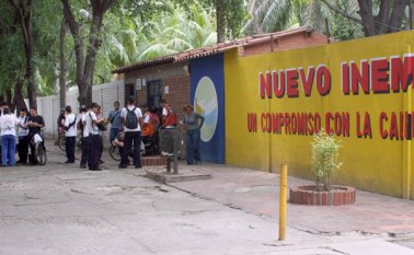 Los estudiantes del colegio Inem continuarán recibiendo sus clases en su colegio.  Juan Pablo Cohen