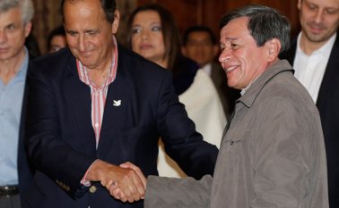 El representante del gobierno colombiano, Juan Camilo Restrepo (izquierda), y el representante de la guerrilla, Pablo Beltrán, durante una conferencia de prensa conjunta en Quito, Ecuador, este miércoles. AP