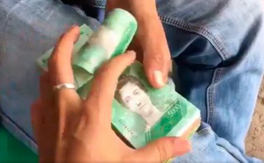 Estas divisas los operadores cambiarios las pagan a mejor precio que el papel moneda de 50 y 100 bolívares, antiguos billetes. Captura de video