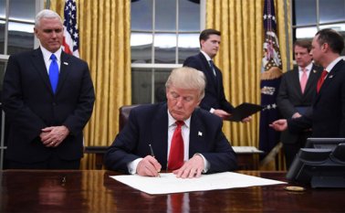 Este viernes, un grupo de periodistas del cuerpo de prensa de la Casa Blanca fue llamado de urgencia al Salón Oval, donde el nuevo presidente estadounidense firmó el decreto. AFP