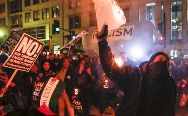 Manifestantes queman carteles frente al Edificio Nacional de la Prensa la víspera de la investidura presidencial. AP
