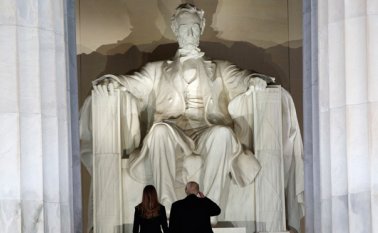 Pese a su victoria en las elecciones, Trump llega a la Casa Blanca como el presidente más impopular en cuatro décadas, según varios sondeos. La noche de este jueves, visitó la estatua del presidente 16 de Estados Unidos, Abraham Lincoln, con su esposa, antes del evento ‘Celebración de Bienvenida ¡Hacer a Estados Unidos Grande de Nuevo’. AP