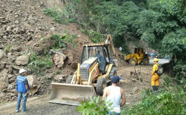 Hasta el lugar trasladaron personal de Invías con dos máquinas, quienes realizan la remoción de la tierra y las rocas.   Cortesía de Jesús Vergel