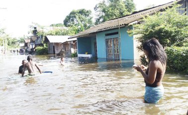 Muchas familias que pertenecen al Concejo Comunitario del Bajo Mira y Frontera en el municipio de Tumaco fueron afectadas por el desbordamiento de río Mira. Colprensa