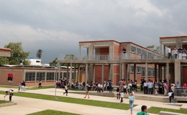 El colegio cuenta con una infraestructura de 13.147.58 metros cuadrados, en los que fueron invertidos 15.400 millones de pesos. A la fecha están inscritos 900 alumnos. Archivo