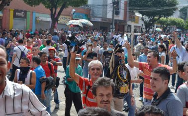 Comerciantes y empleados del centro comercial Alejandría mantuvieron por espacio de tres horas interrumpido el paso de automotores por vías del centro, en protesta por el procedimiento de la Polfa y la Dian. Edinsson Figueroa
