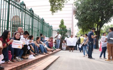 Docentes habían manifestado su inconformismo con el proceso con protestan frente a la Gobernación. Archivo