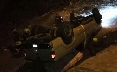 La camioneta se volcó luego de chocar contra un muro. Cortesía