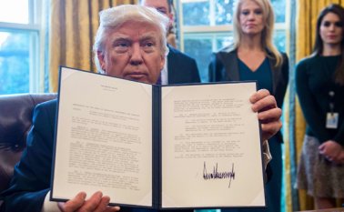 El presidente de los Estados Unidos, Donald Trump, firmó órdenes ejecutivas reviviendo la construcción de dos oleoductos polémicos, pero dijo que los proyectos estarían sujetos a renegociación. AFP
