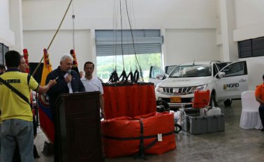 Entrega de una camioneta y algunos equipos especializados para la extinción de incendio. Cortesía