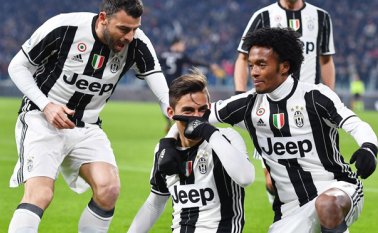 Juan Guillermo Cuadrado habilitó con una jugada de taco al argentino Paulo Dybala para que este abriera el marcador ante el Milan. AFP