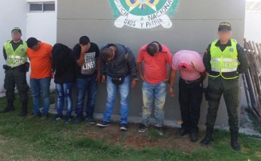 Las cinco hombres y una mujer robaron al menos dos millones de pesos. Policía