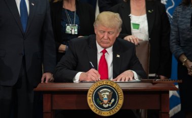 El mandatario firmó también este miércoles un segundo decreto que se propone reforzar la vigilancia migratoria en el interior del país. AFP