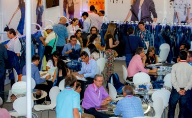 En la feria también se encontró maquinaria que permite a los empresarios imprimir directamente en toda la tela sus diseños personalizados. Es decir, que en una tela unicolor, los diseñadores estampan los motivos que deseen, para después confeccionar la prenda de vestir. Colprensa