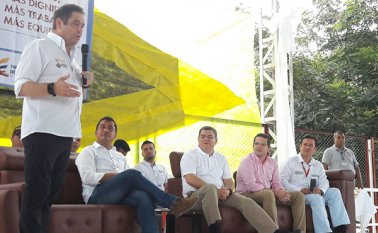 El convenio lo firmaron el vicepresidente y el alcalde de Tibú. Cortesía