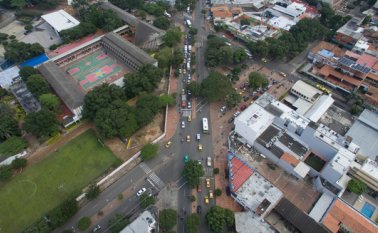 Vista de la intersección de la Diagonal Santander con avenida Cero, en donde la movilidad está frenada por la mala programación de la semaforización. Juan Pablo Cohen