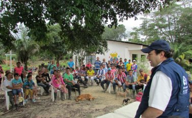 El defensor del Pueblo, Carlos Negret, y su equipo de trabajo estuvieron ayer en Caño Indio, la vereda de Tibú que fue seleccionada para ser zona veredal, pero que por inconvenientes con la sustitución de los cultivos ilícitos podría ser reemplazada. Especial para La Opinión