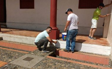 El grupo de jóvenes consiguió aportes del comercio de Ocaña y están pintando las paredes del Complejo Histórico de San Francisco. Javier Sarabia
