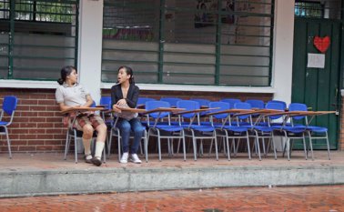 Para ver las clases los estudiantes han tenido que turnarse pues no cuentan con las aulas necesarias. Llevan tres años esperando que las construyan. Mario Caicedo