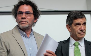 'Pastor Alape', miembro del secretario de las Farc (izquierda), y Rafael Pardo, Alto Consejero del Postconflicto (derecha). Colprensa
