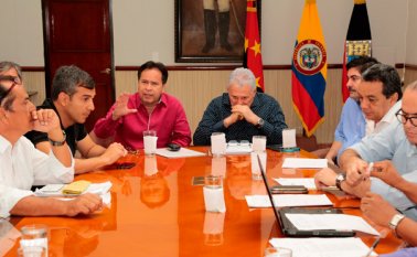 Autoridades concentradas hablando del acueducto metropolitano Archivo