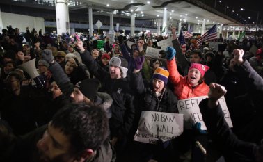 Decenas de ciudadanos de los mencionados países fueron arrestados en varios aeropuertos estadounidenses tras la promulgación del decreto, sin que se sepa el número exacto. AFP