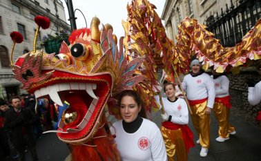 Una feria grande se abrió en el parque Ditan de Beijing, donde se vendían comida y objetos tradicionales bajo las ramas desnudas de los árboles decoradas con faroles rojos. AFP