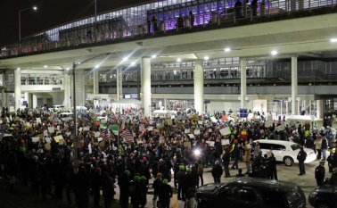 Una "veintena de personas" seguían retenidas este domingo por la mañana por los servicios de inmigración para "controles más estrictos", en virtud del decreto, indicó el secretario general de la Casa Blanca, Reince Priebus. AFP