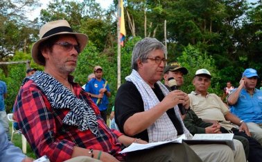 Delegación del Gobierno Nacional, en cabeza de Eduardo Díaz Uribe, Director de la Atención Integral de Lucha contra las Drogas; las Farc-EP, representadas por Pastor Alape; acompañados por el mecanismo de Tripartito de Monitoreo y Verificación, firmaron un acuerdo con la Asamblea de la comunidad campesina de las veredas de: Caño Indio, El Progreso 2, Chiquinquirá y Palmeras Mirador, del municipio de Tibú en Norte de Santander. Colprensa
