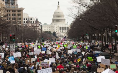 Muchos han acusado al gobierno de poner en marcha los cambios a toda prisa, lo que provocó pánico y confusión en los aeropuertos del país. AFP